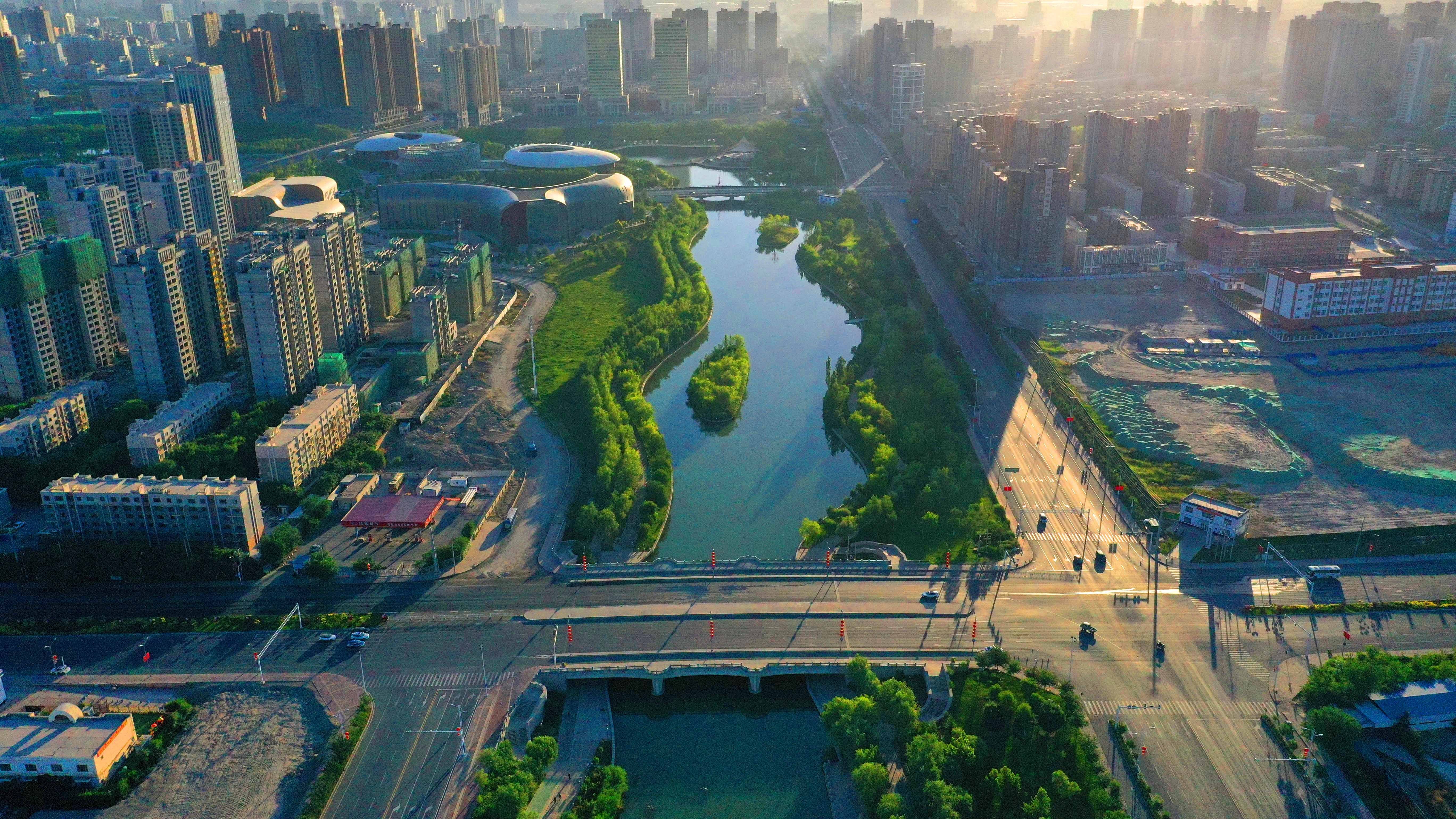 新疆库尔勒一座座桥梁串起城市风景