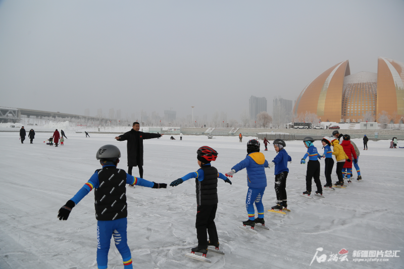 " 这是12月26日12时,在庭州生态绿谷滑冰场,教练田海正在带领小学生