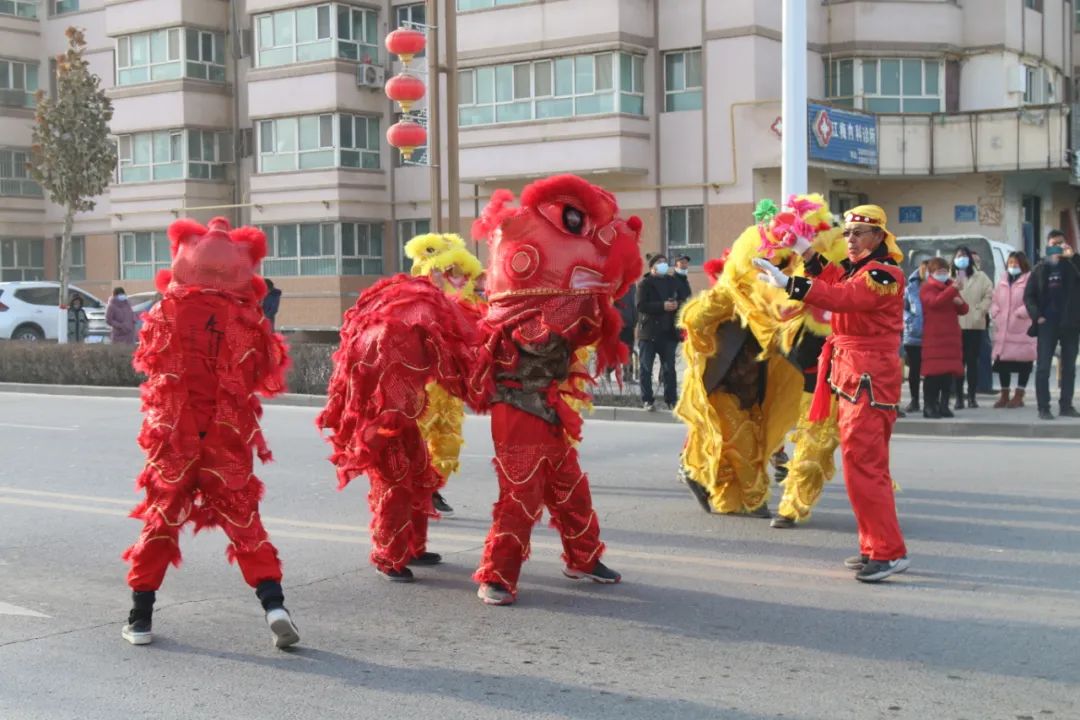 伴随着锣鼓声的节拍,舞长龙,舞狮,扭秧歌,踩高跷,划旱船等传统民俗