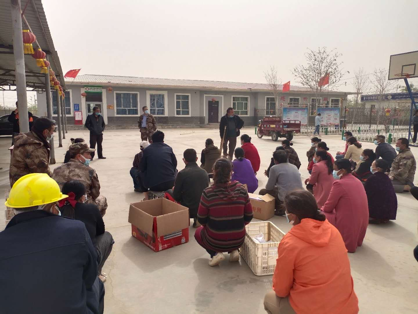 4月16日下午,皮山农场二连职工群众们喜气洋洋地涌向连部,因为工作队