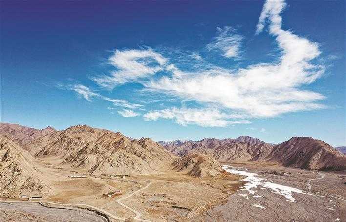 4月5日,航拍三师托云牧场三连通往边境线的道路与山脉.