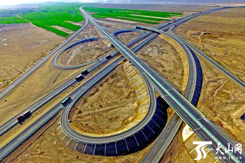 沿着高速看新疆京新高速
