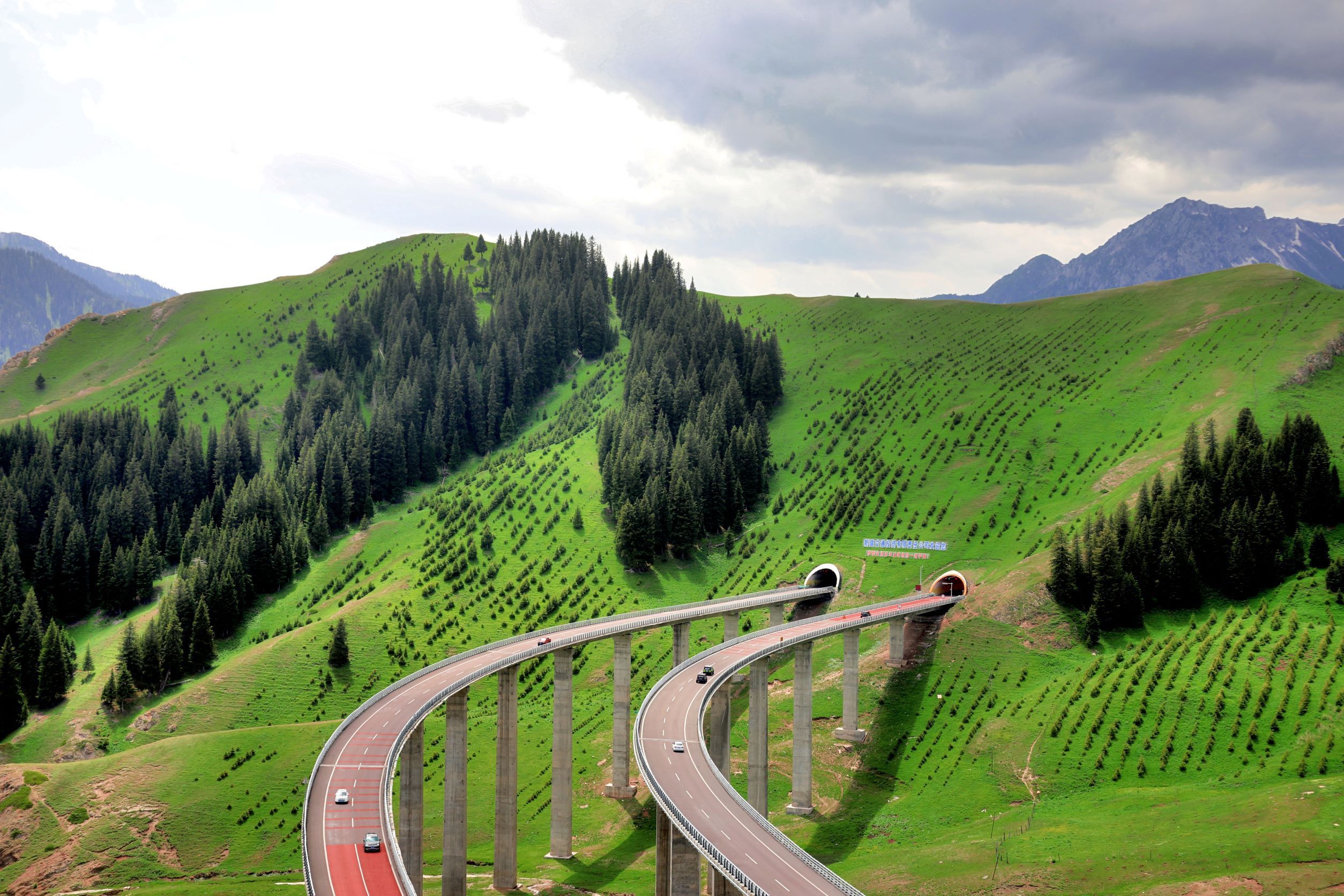 图说新疆新疆伊犁果子沟一桥飞架最美山谷