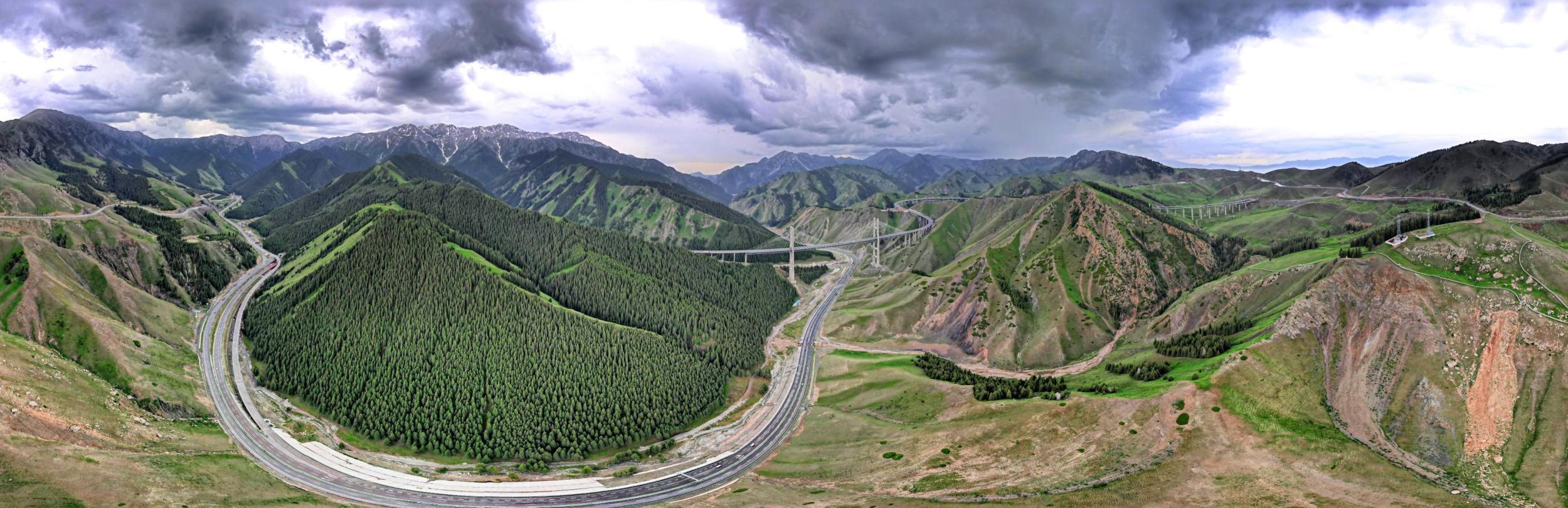 图说新疆新疆伊犁果子沟一桥飞架最美山谷