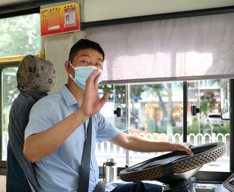 7月5日,乌鲁木齐市公交车司机在高温下运送乘客. 张秀科 摄