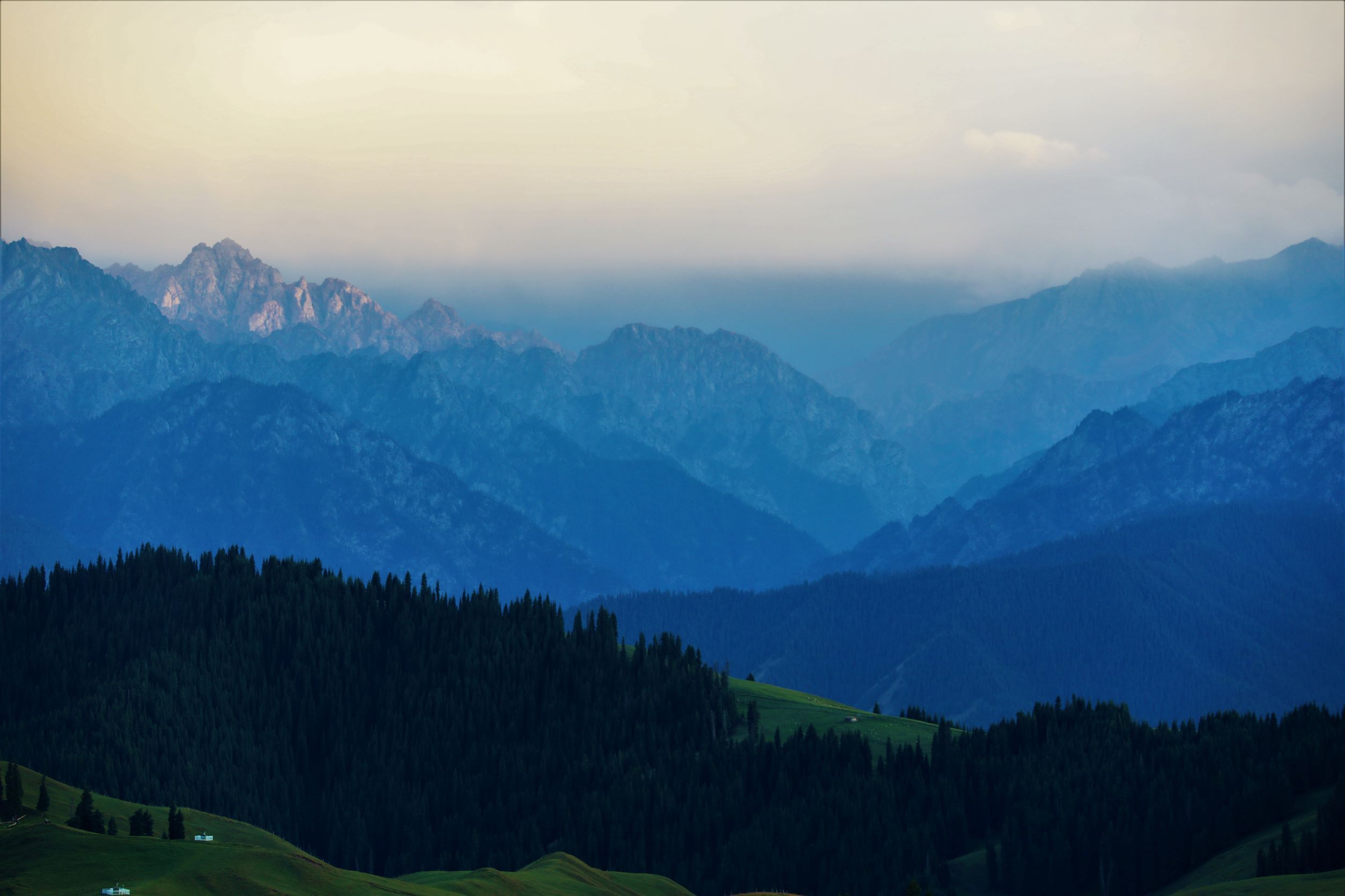 新疆壮美天格尔山