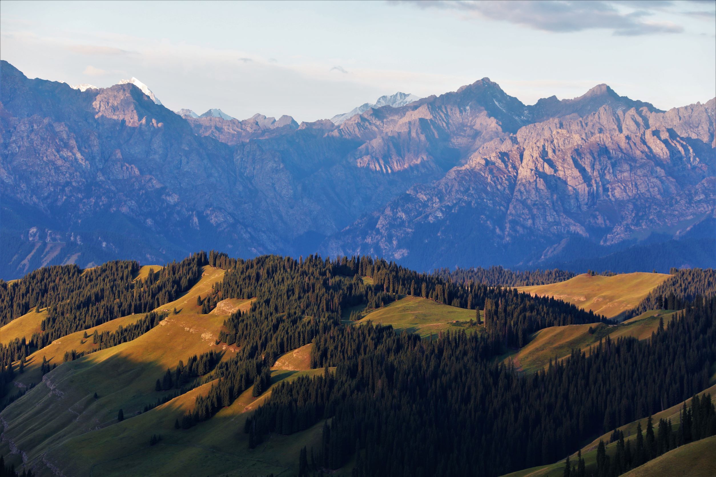 新疆壮美天格尔山