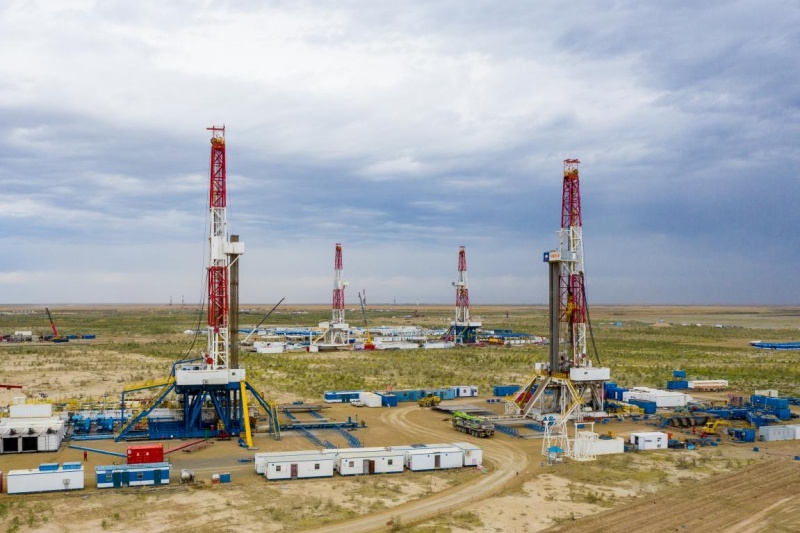 新疆油田原油日产突破4万吨 创两项开发新纪录