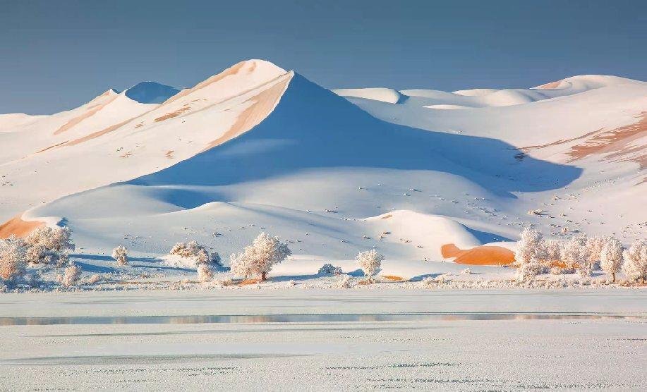 撒哈拉沙漠下雪图片
