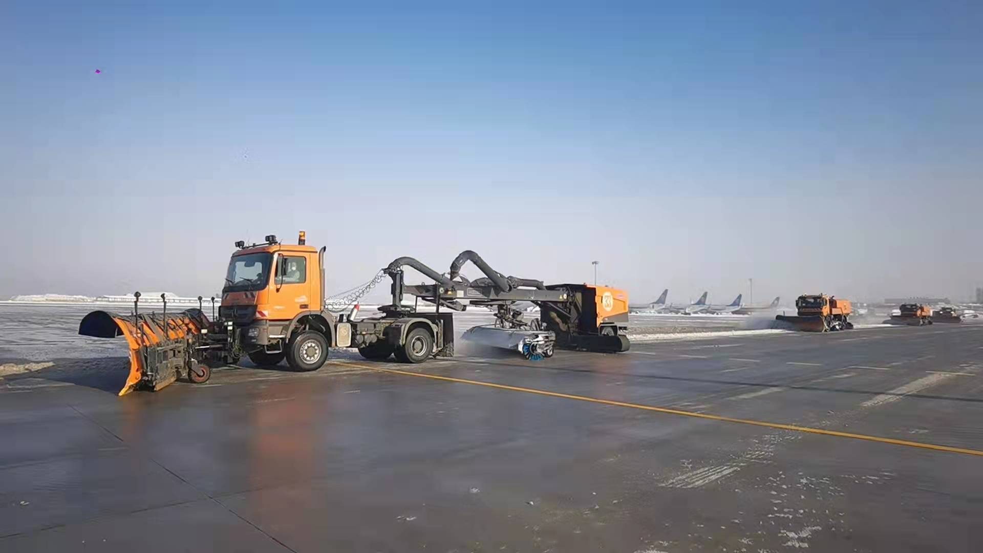十八般兵器齐上阵乌鲁木齐地窝堡国际机场硬核除冰雪保运行