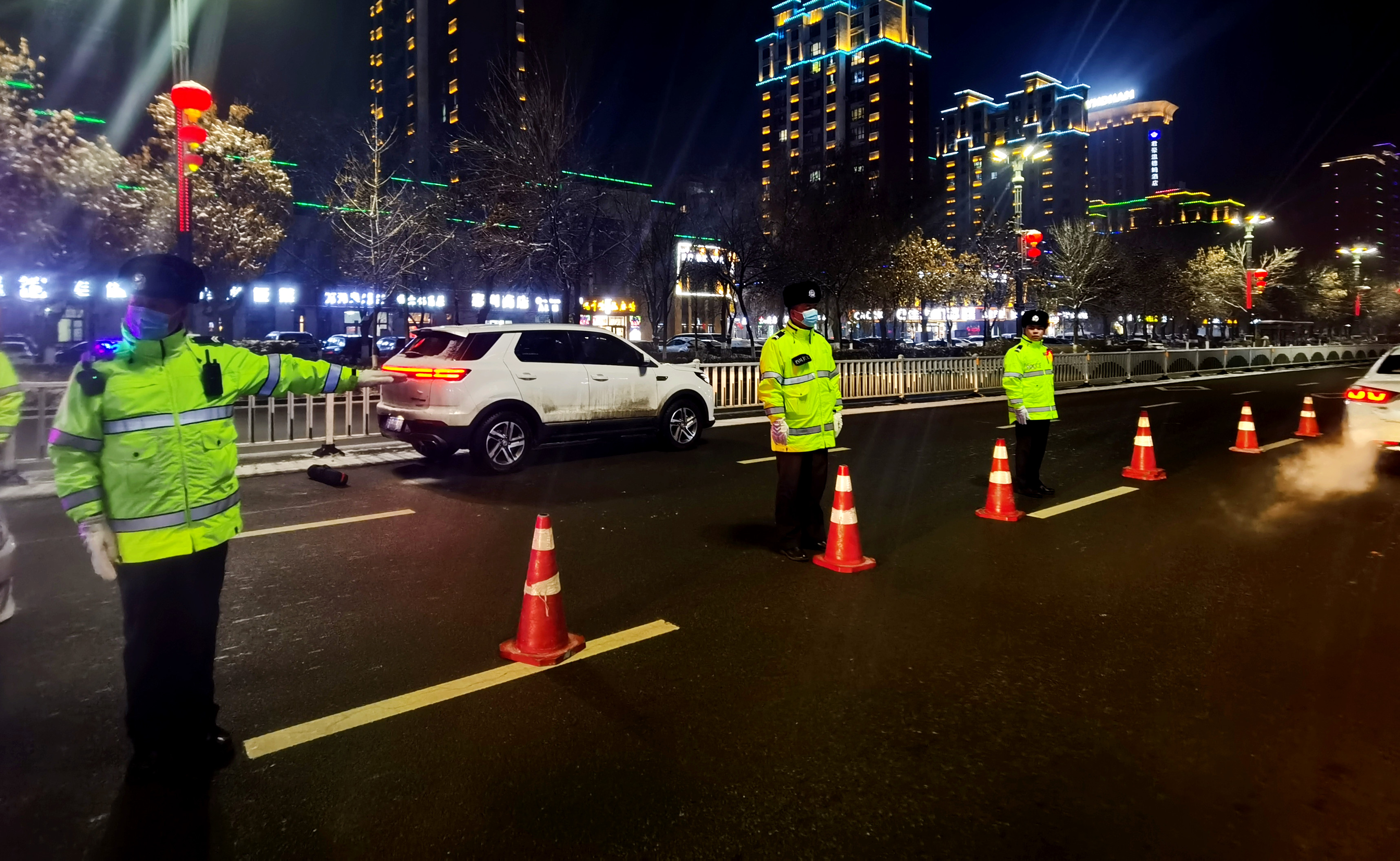 拒绝酒驾平安出行五家渠市公安局交警大队开展酒驾醉驾夜查整治行动