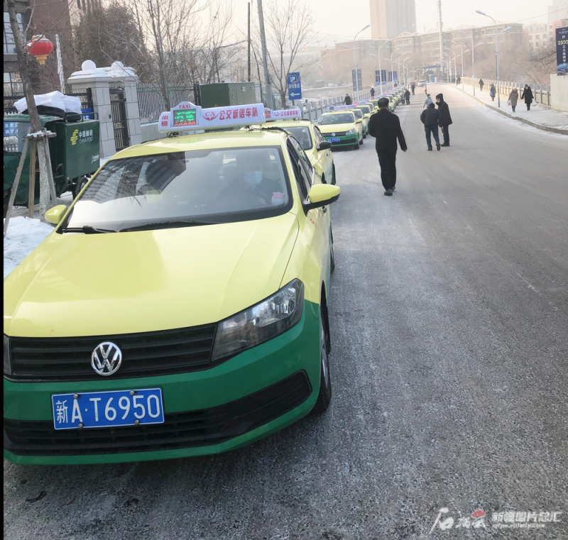 乌鲁木齐市诚信出租车队载着24位老人走出家门看变化