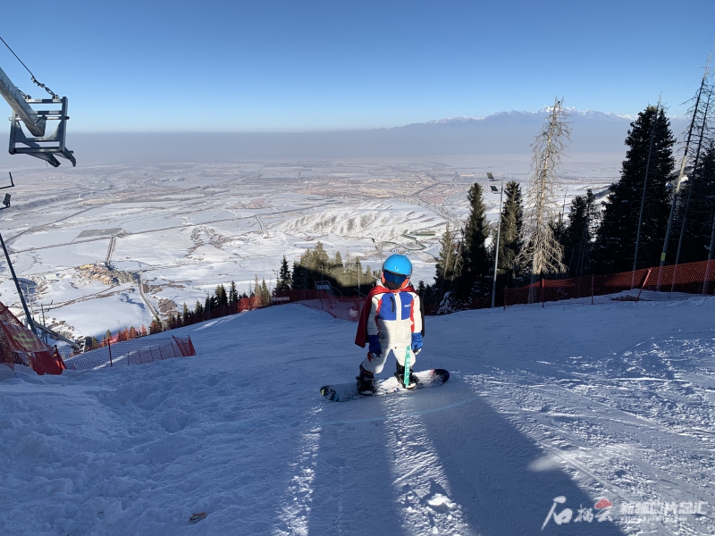 11月21日,5岁滑雪爱好者聂榕辰从丝绸之路国际度假区滑雪场艾文大道滑