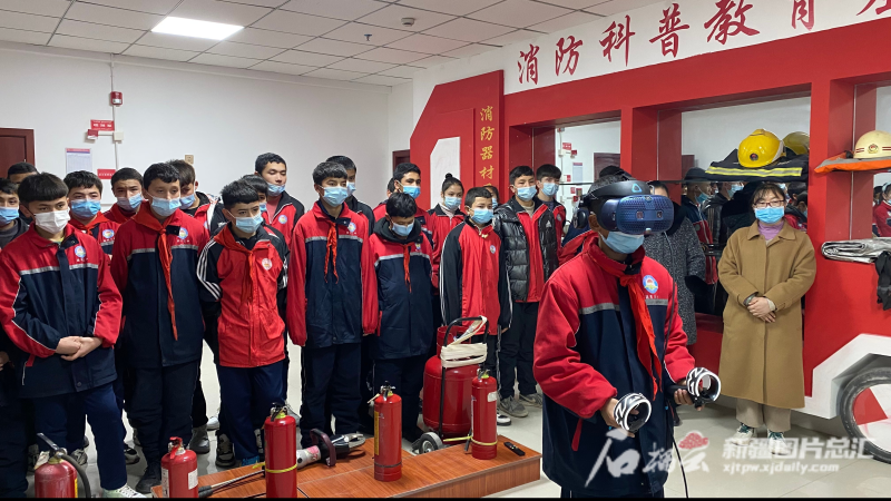 1月5日晚上,在泽普县第二中学,900余名住校生参与了夜间消防安全演练