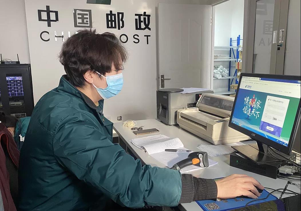 男孩正在看动画片,他是中国邮政五一支局投递部内勤人员张晓云的儿子