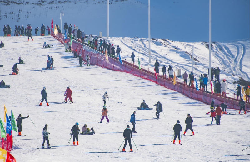 努尔加滑雪场位于昌吉市庙儿沟乡,一期项目已于2016年年底建成并投入