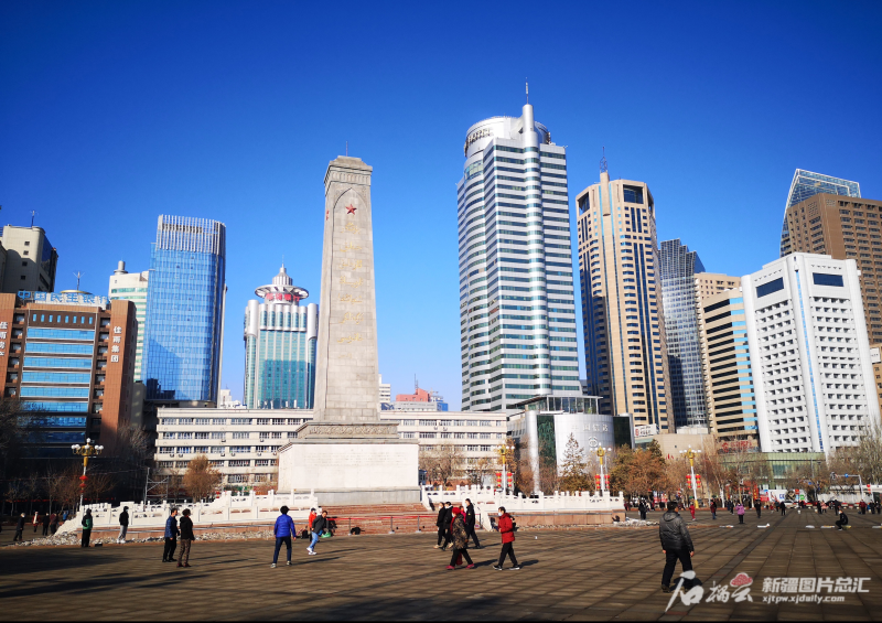 3月4日11时25分,在乌鲁木齐市人民广场,艳阳高照,天空瓦蓝.