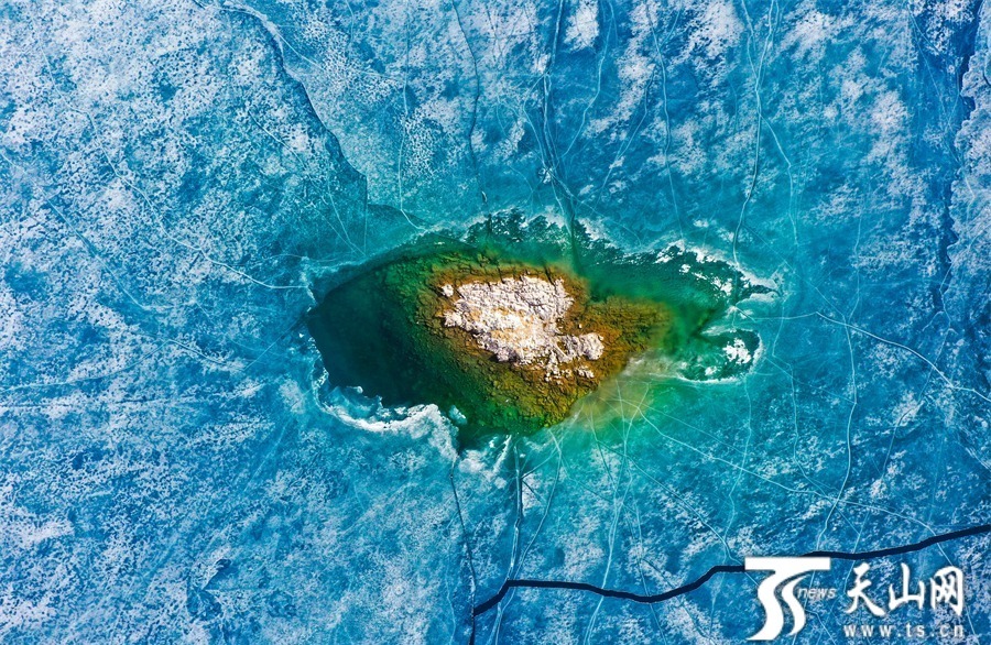 航拍赛里木湖壮美融冰景观