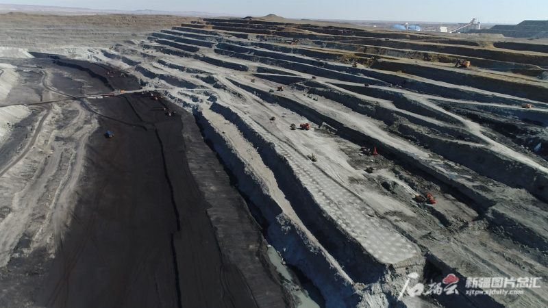 图为伊吾广汇矿业有限公司白石湖露天煤矿生产场景
