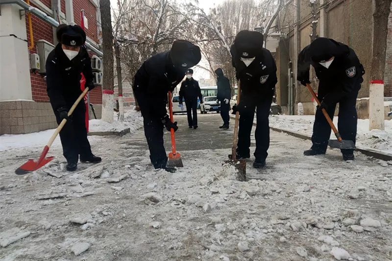 石河子市公安局200餘名民輔警掃雪除冰 便利群眾出行