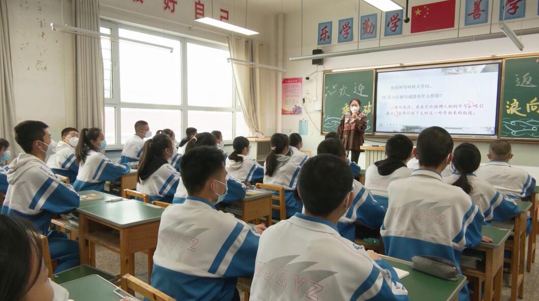上午12点,五家渠高级中学高三年级的学生错峰错时返校.