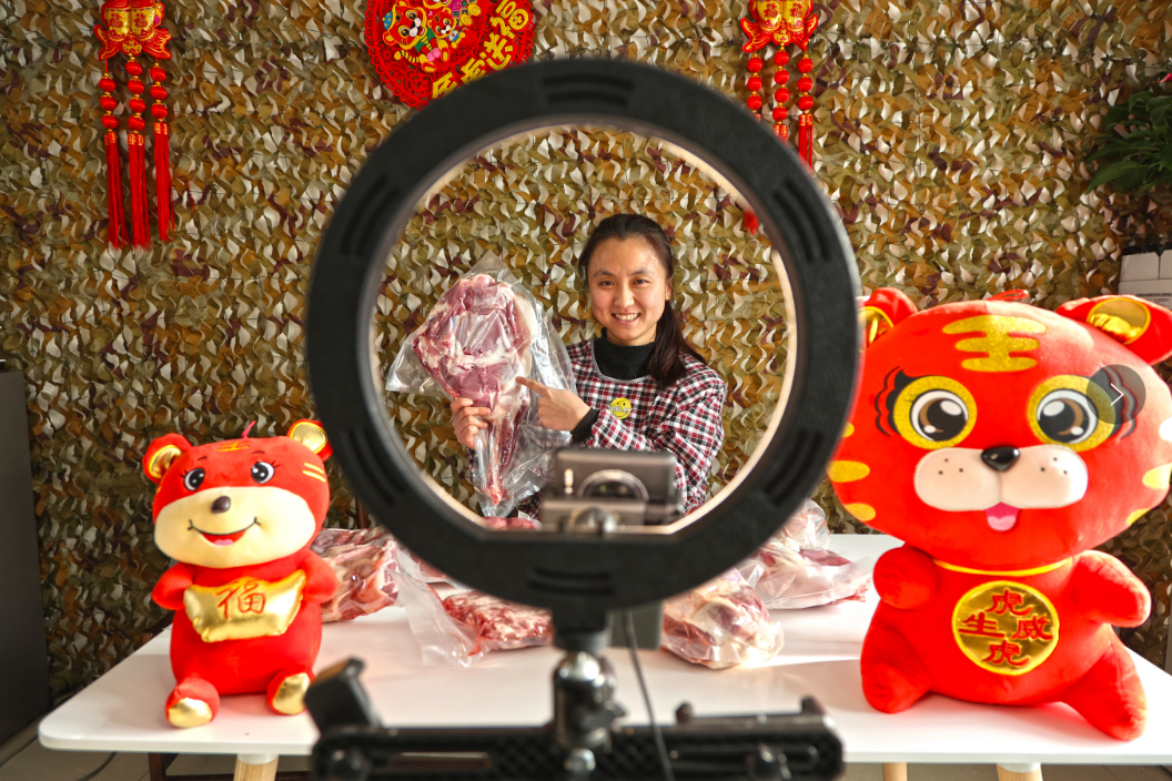 在兵团第六师六运湖农场寿娟牛羊肉店里,店主赵寿娟正在直播带货自家