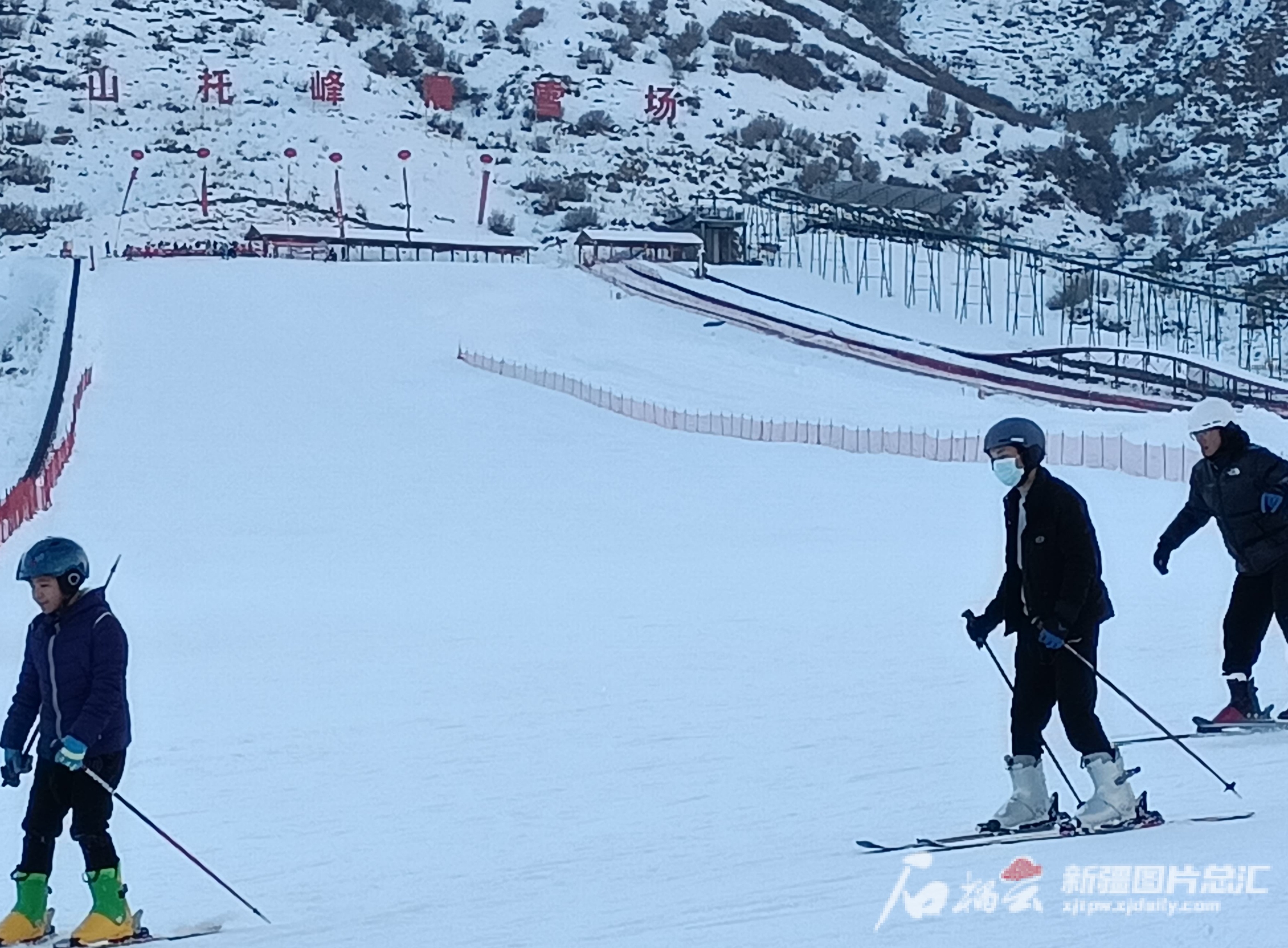 12月22日,天山托峰滑雪场上的冰雪爱好者正在滑雪