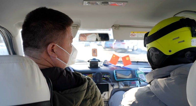 阿勒泰市利众公共交通有限公司出租车驾驶员马义强接到了刚从雪场滑完