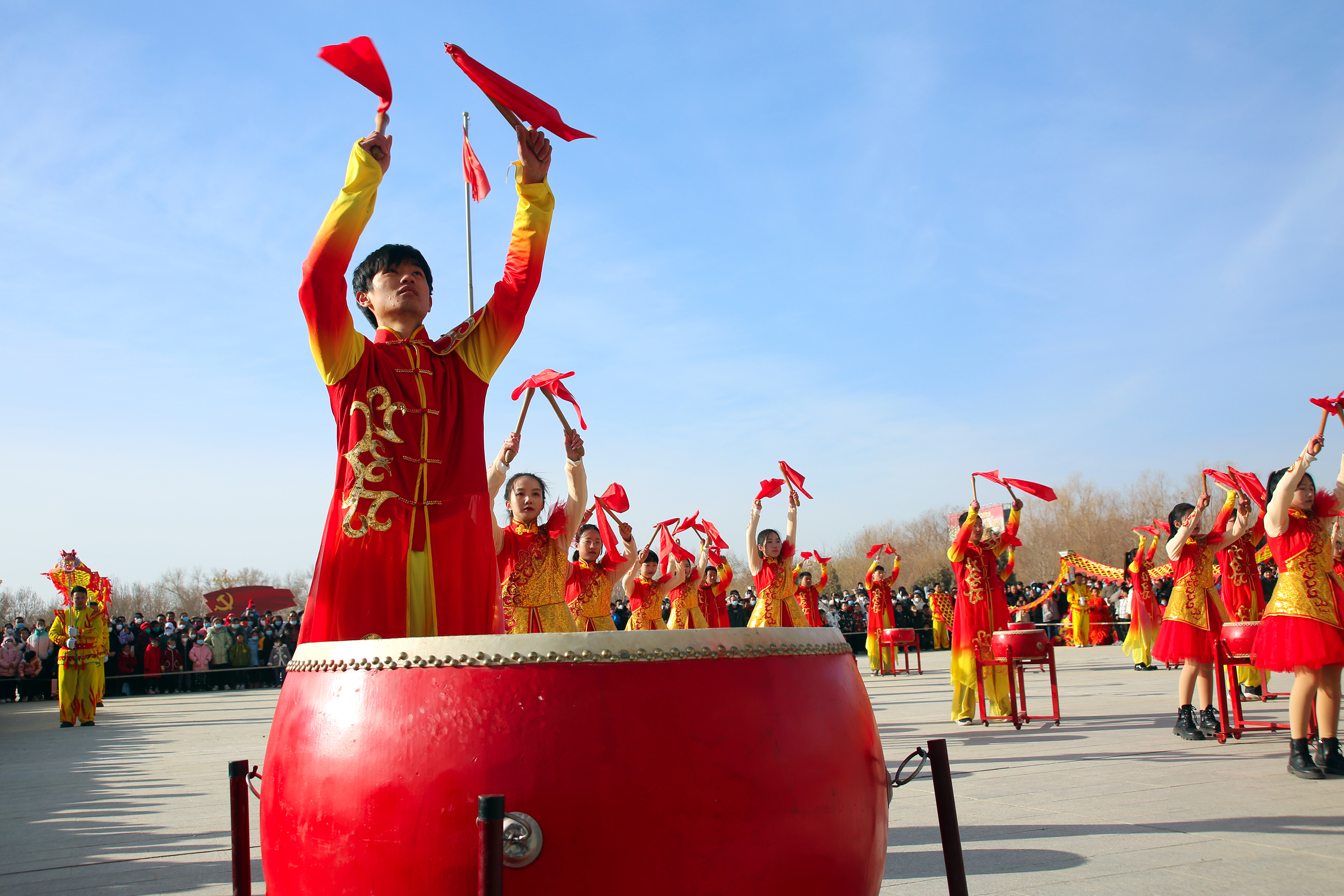 敲锣打鼓过新年图片