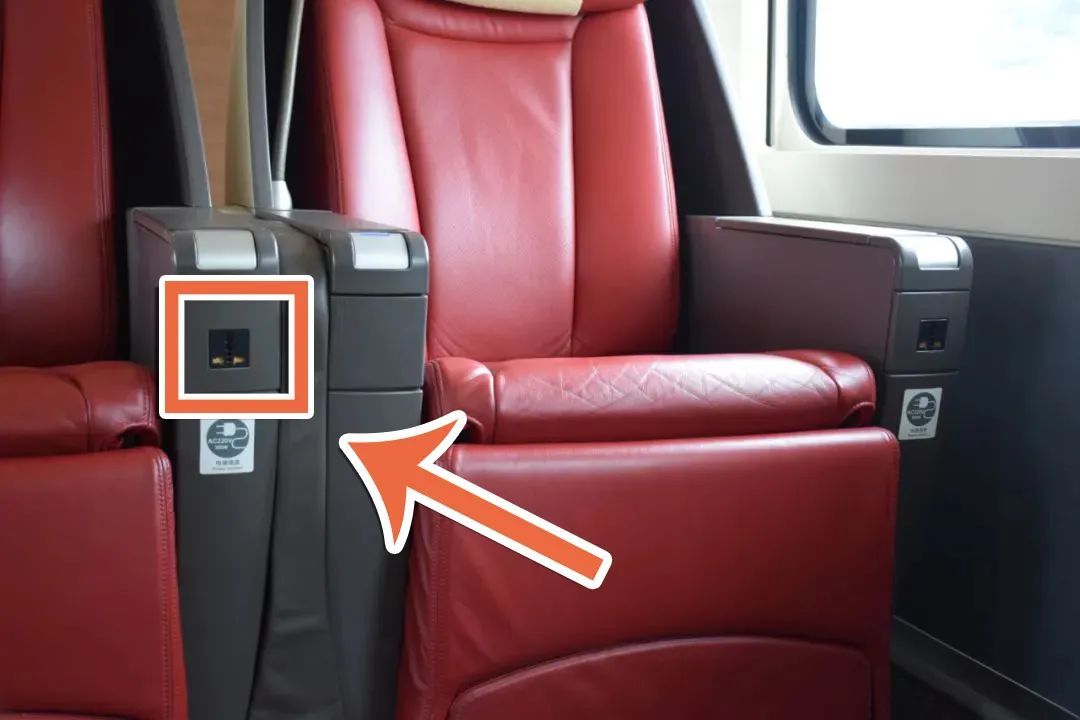 插座防护盖即可充电crh2a型动车组列车一等座席和二等座席的充电接口