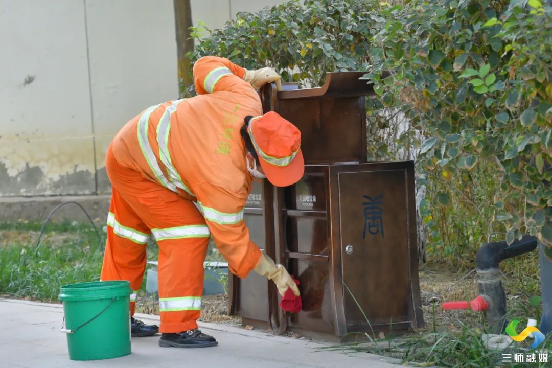 清扫落叶 美化家园 环卫工人为清洁城市奉献