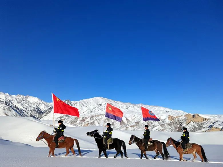 戍守边疆铸警魂