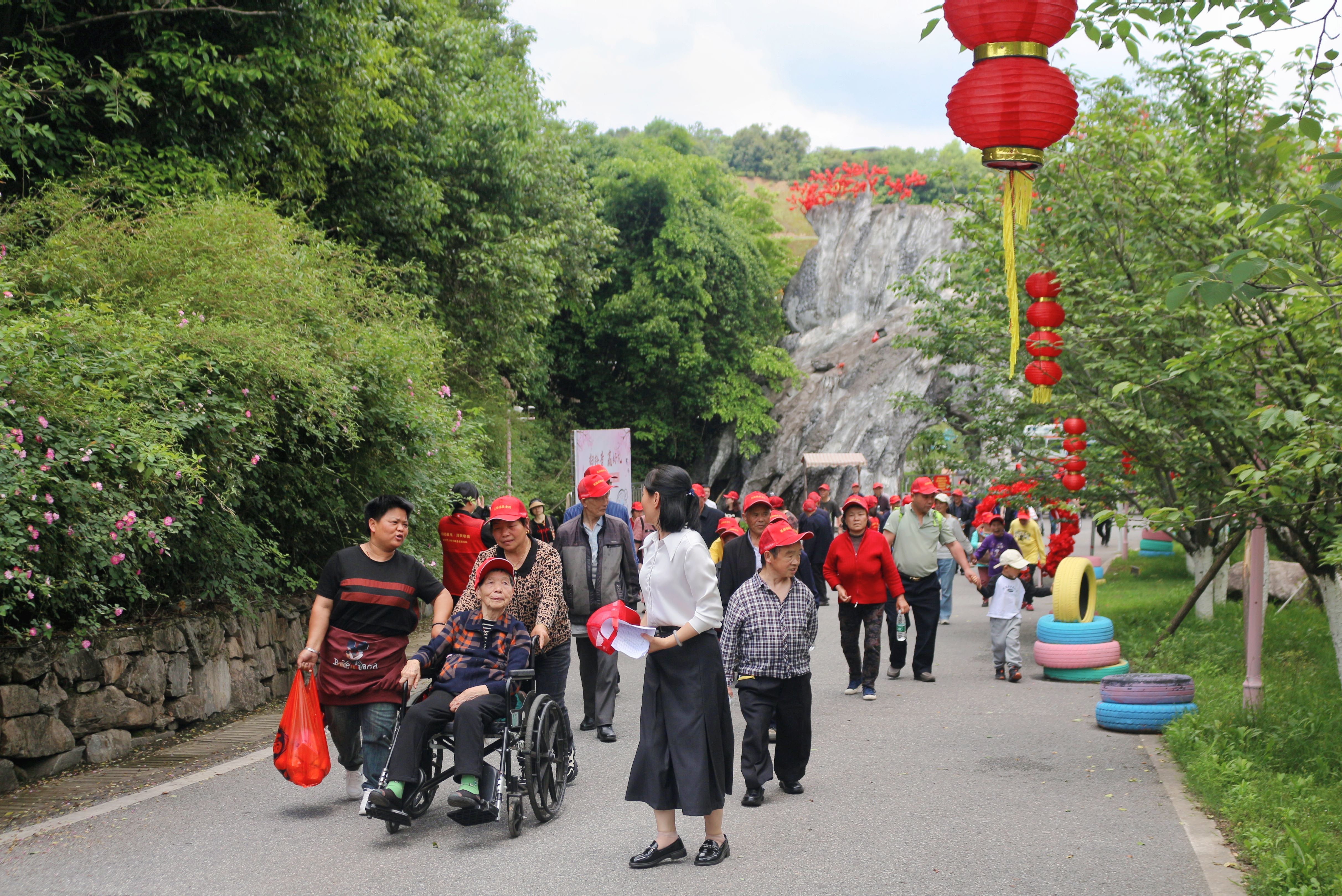 老人游客照图片