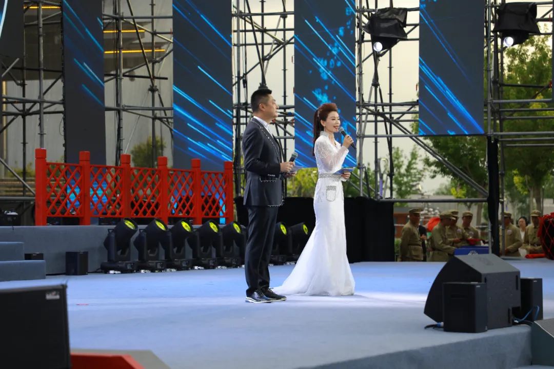 此次晚会以"热烈大新疆 醉美伊力特"为主题,共包含舞蹈,歌曲,小品