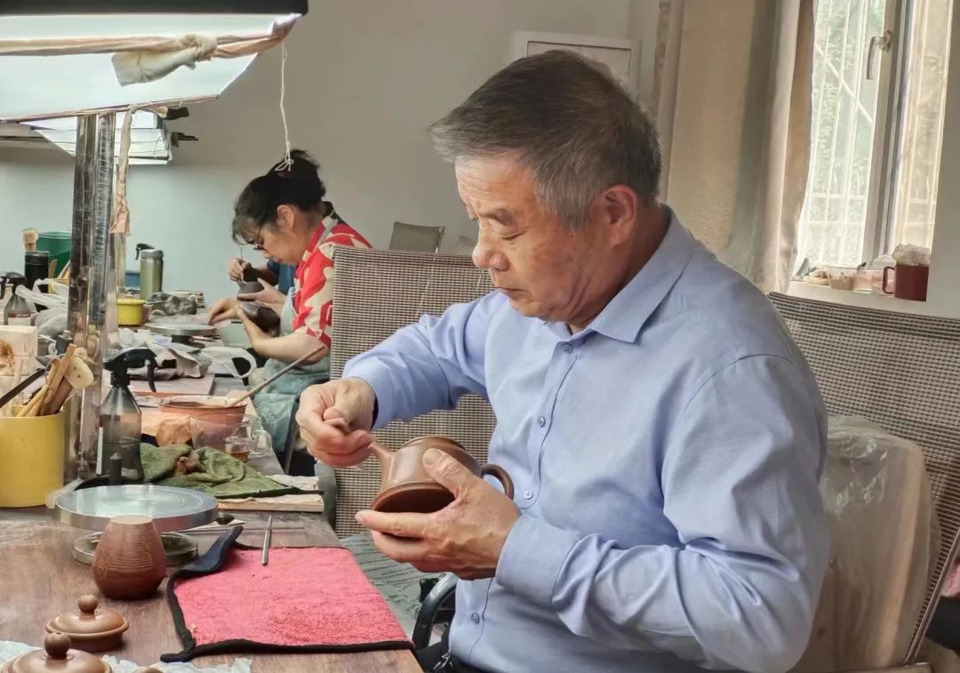 江苏宜兴人,1961年出生,师从高级工艺美术师刘建军学艺,致力于紫砂陶